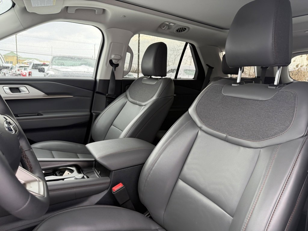 Used 2025 Ford Explorer Active w/ Active Comfort Package image 5