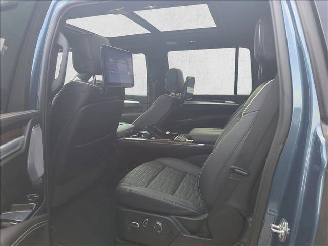 Certified 2025 Cadillac Escalade ESV Sport Platinum image 17