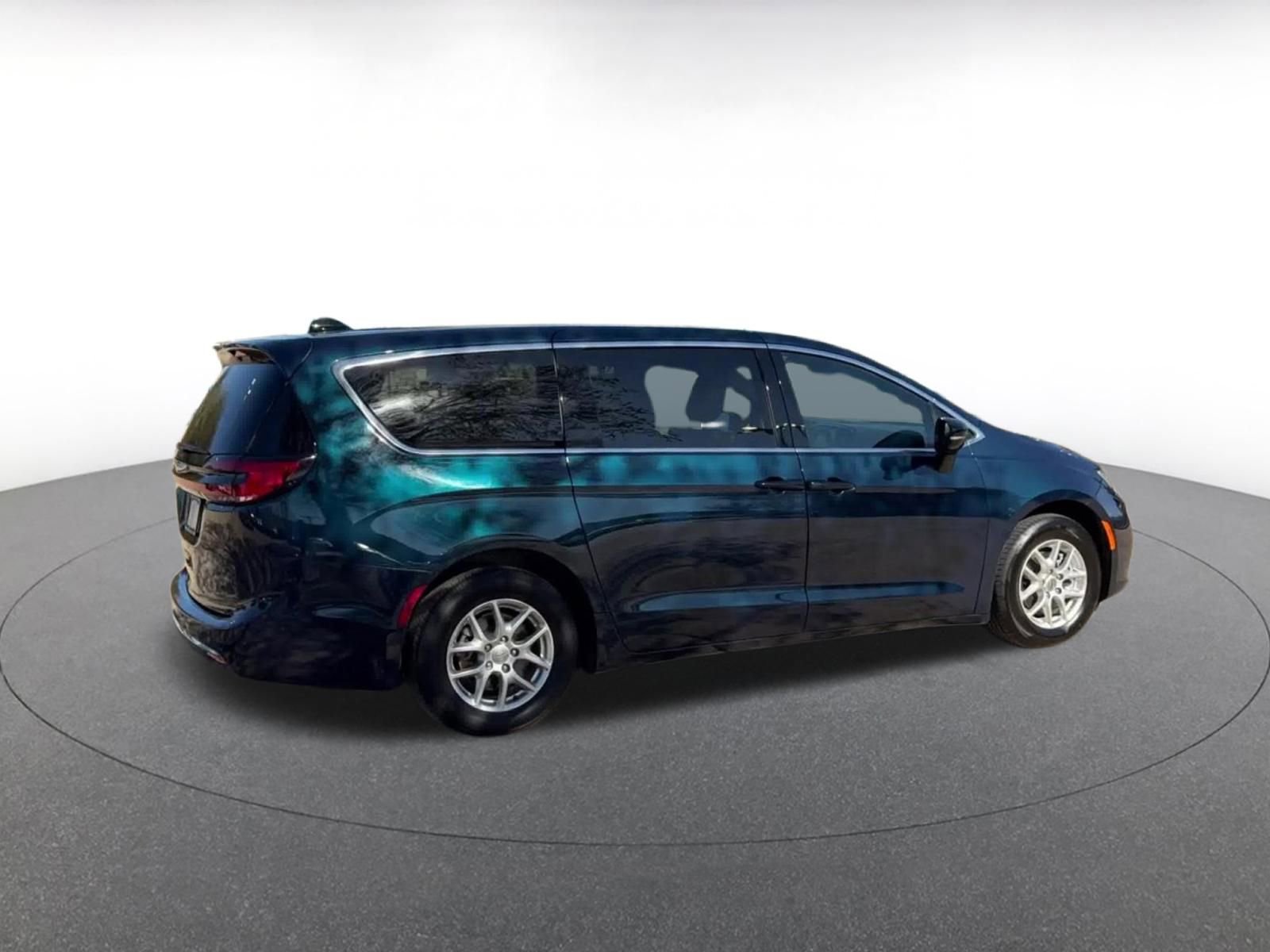 Used 2025 Chrysler Pacifica Select image 14