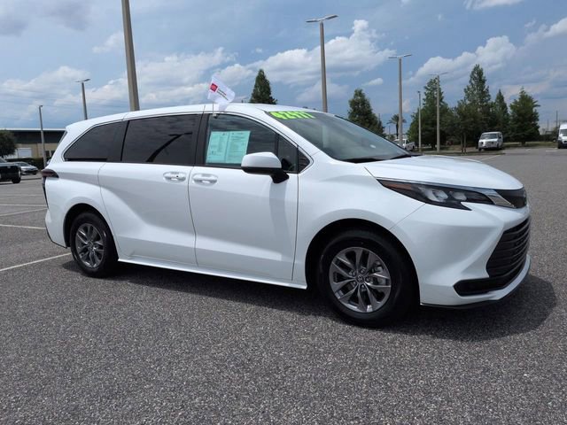 Certified 2025 Toyota Sienna LE FWD image 1