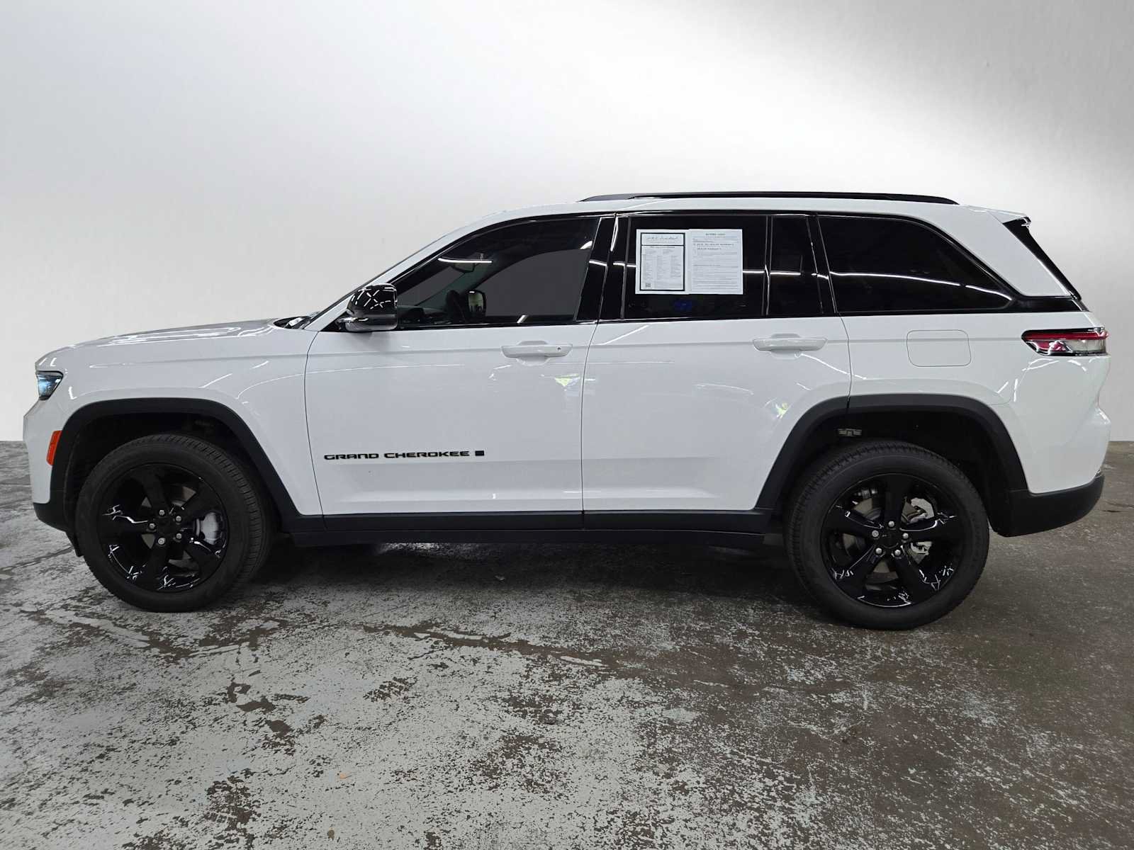 Used 2023 Jeep Grand Cherokee Limited w/ Black Appearance Package AWD/4WD image 6