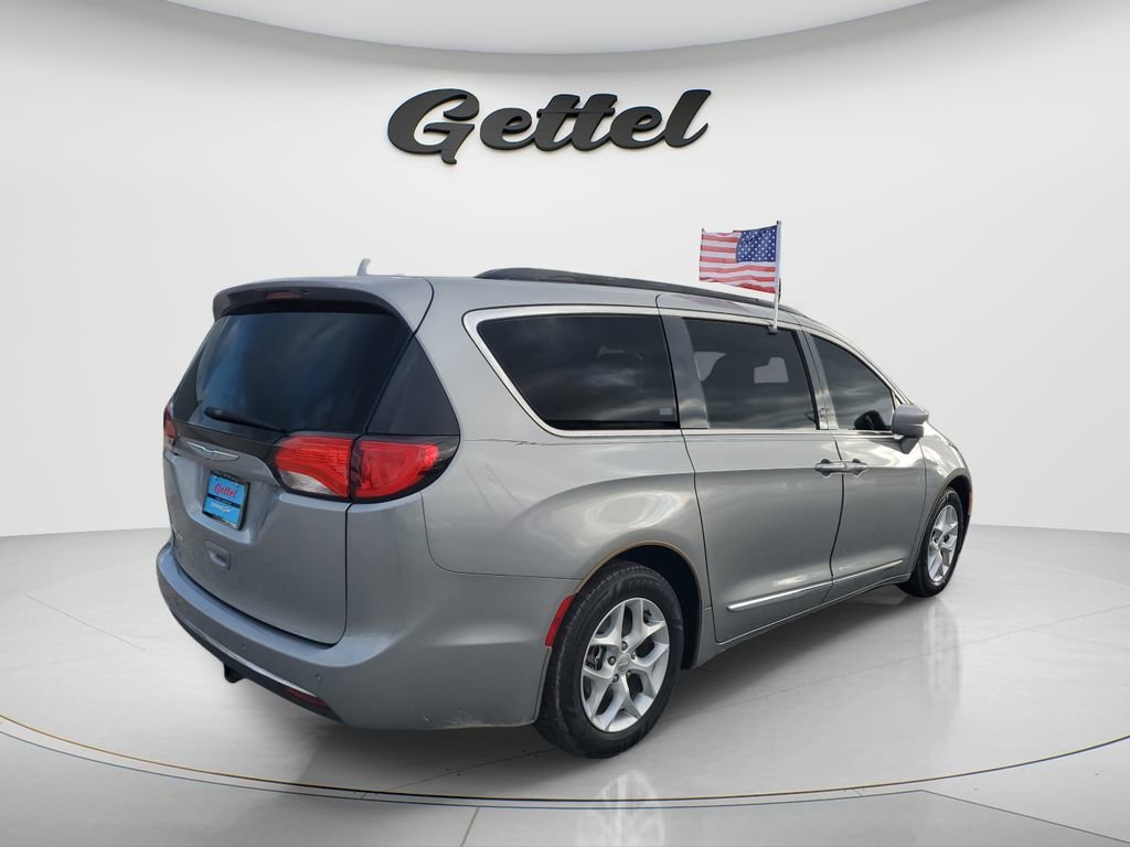 Used 2017 Chrysler Pacifica Touring-L w/ Tire & Wheel Group image 4