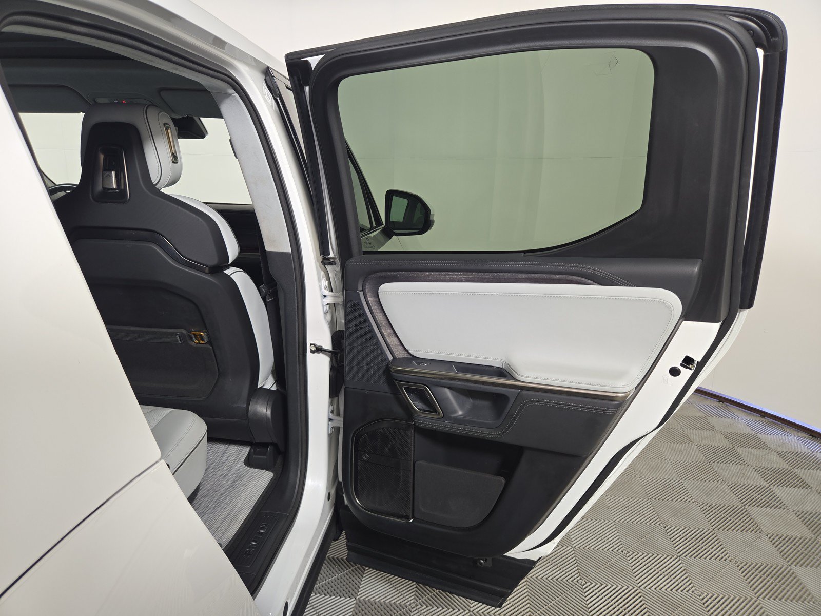 Used 2024 Rivian R1T Adventure AWD/4WD image 19