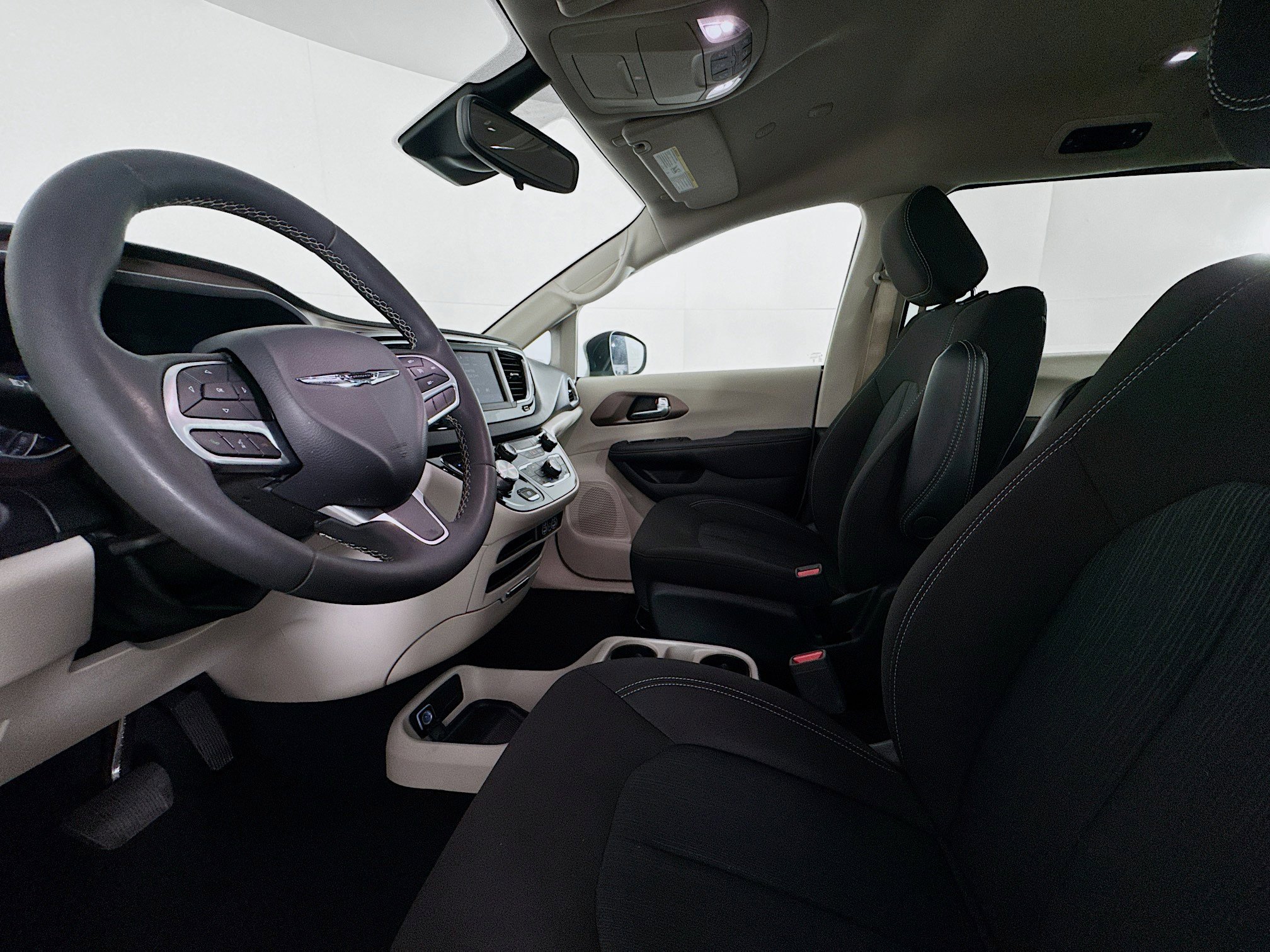 Used 2024 Chrysler Voyager LX image 21