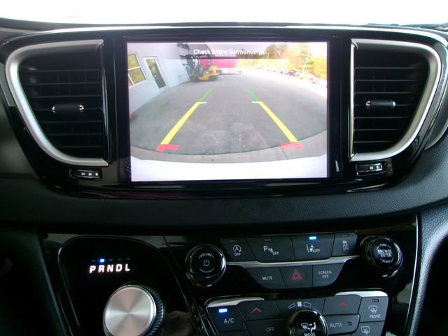 Used 2025 Chrysler Pacifica Select image 16