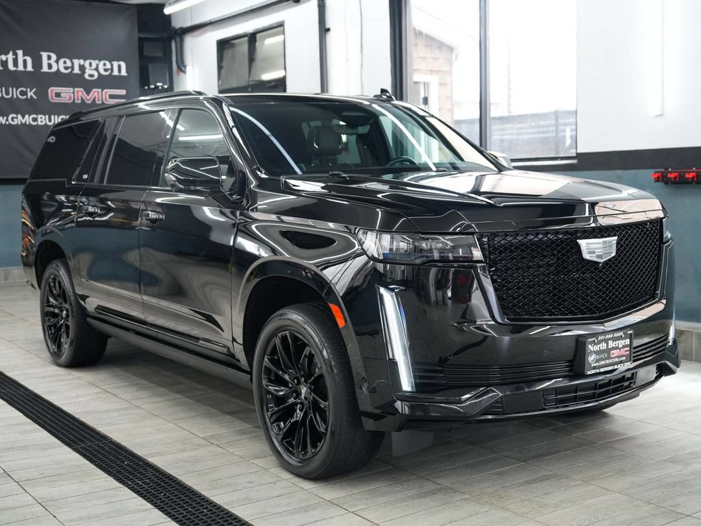 Used 2023 Cadillac Escalade ESV Sport w/ LPO, ONYX Package AWD/4WD image 3