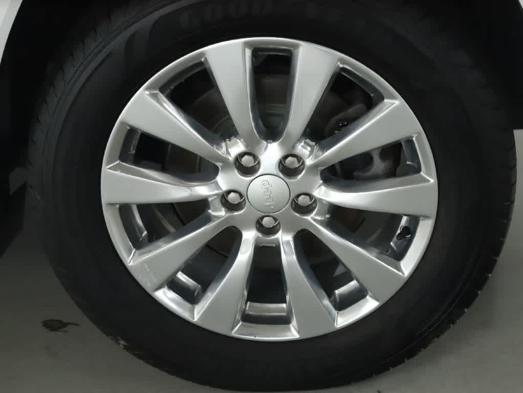 Used 2018 Jeep Cherokee Overland w/ Technology Group AWD/4WD image 42