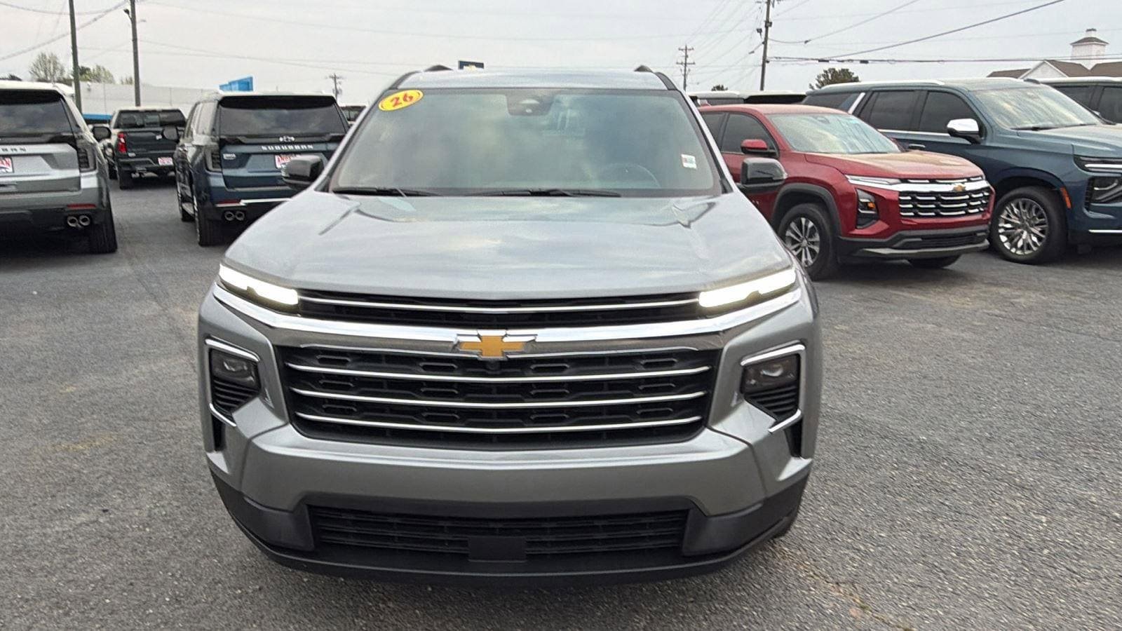 Used 2026 Chevrolet Traverse LT FWD image 2