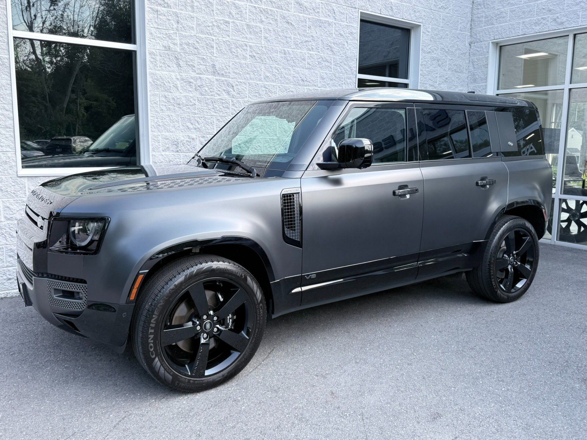 Used 2023 Land Rover Defender 110 AWD/4WD image 1