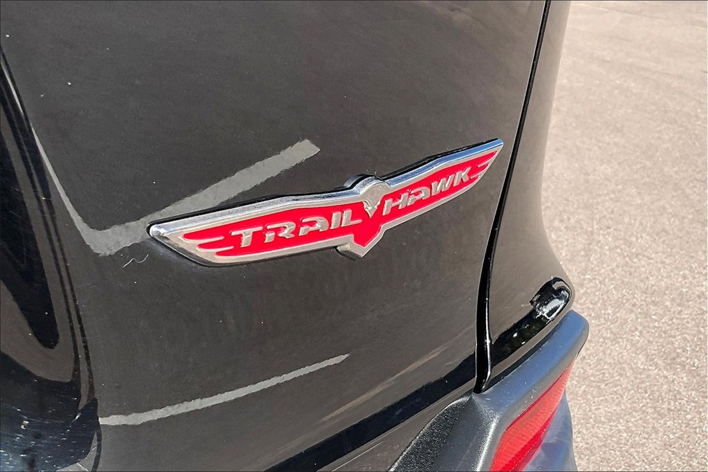 Used 2019 Jeep Cherokee Trailhawk w/ Cold Weather Group image 10