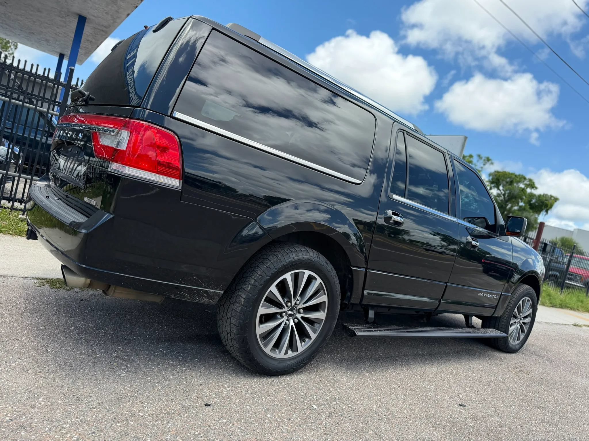 Used 2015 Lincoln Navigator L 4WD image 4