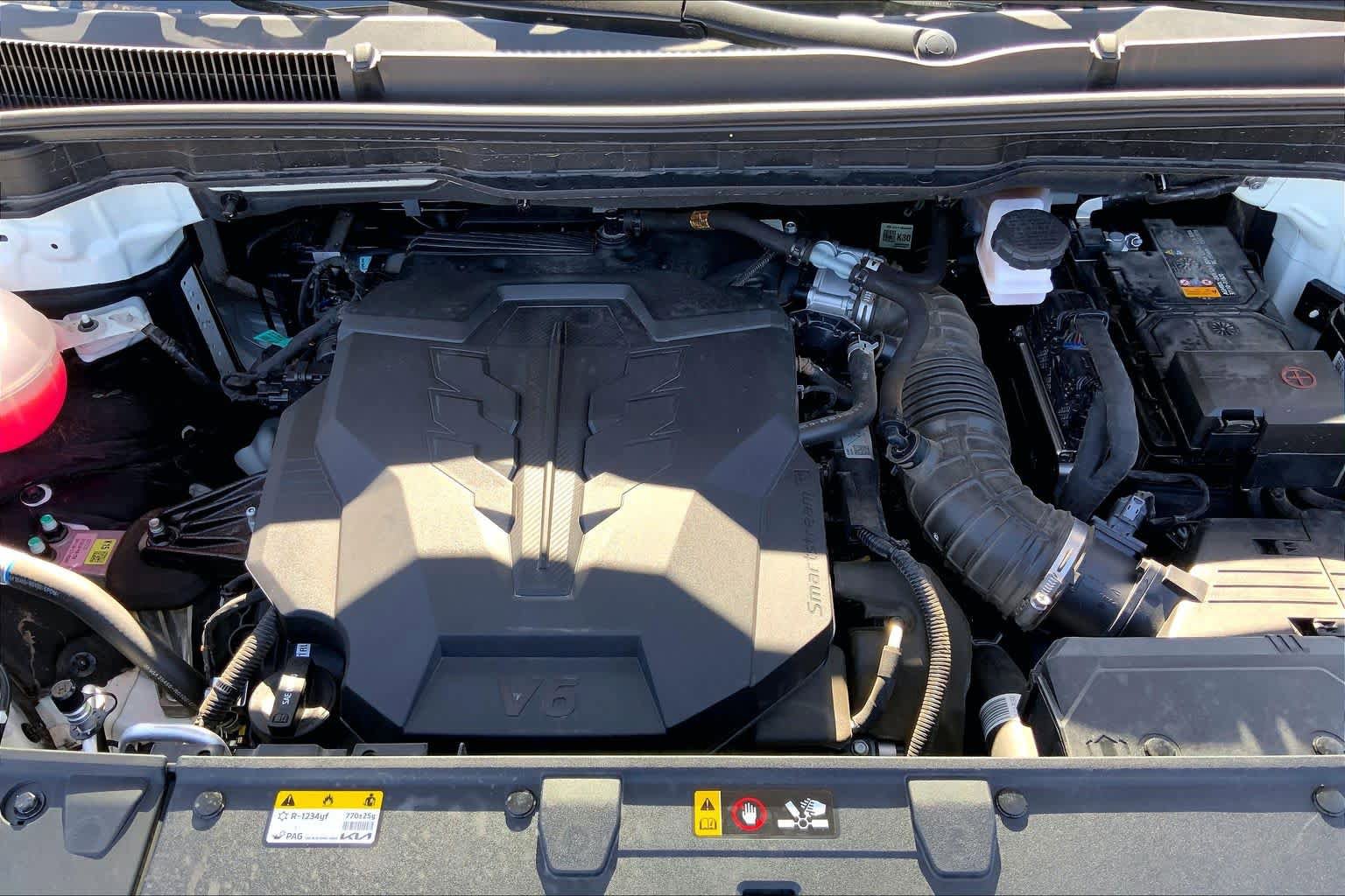 Used 2025 Kia Carnival FWD image 32