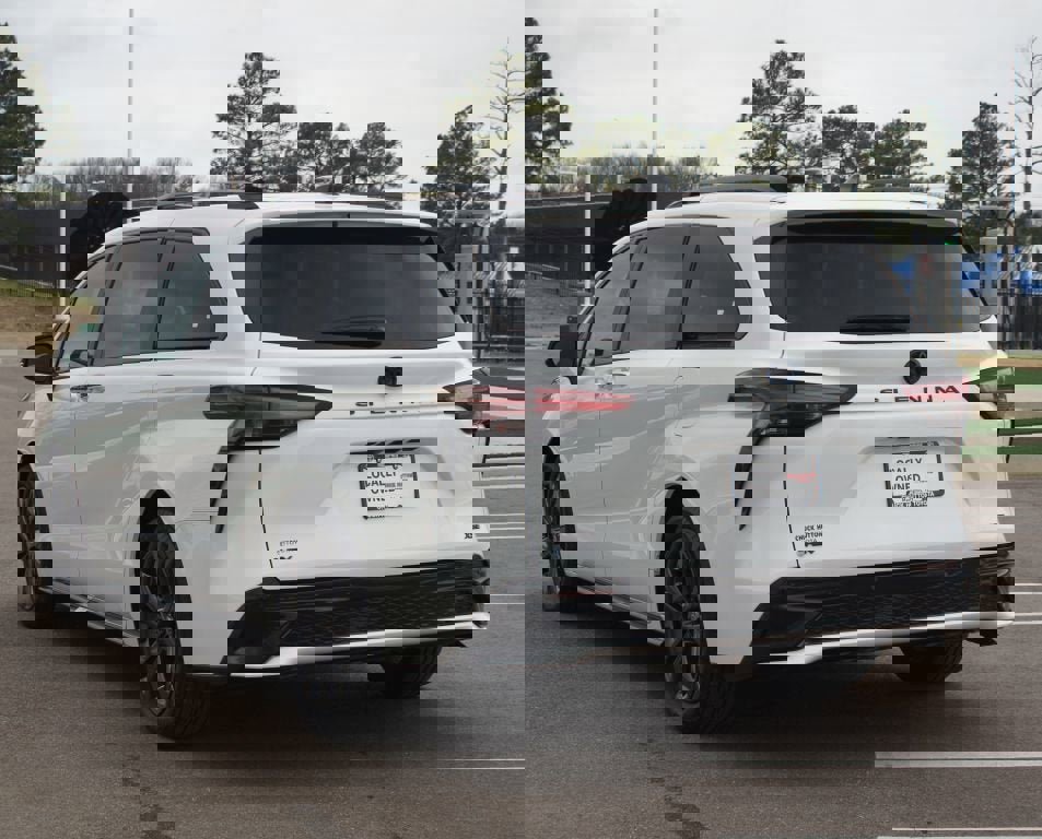 Used 2025 Toyota Sienna XSE w/ XSE Premium Package image 17