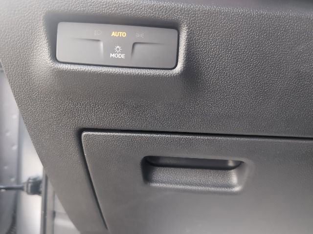 New 2025 Volkswagen Tiguan SE image 8