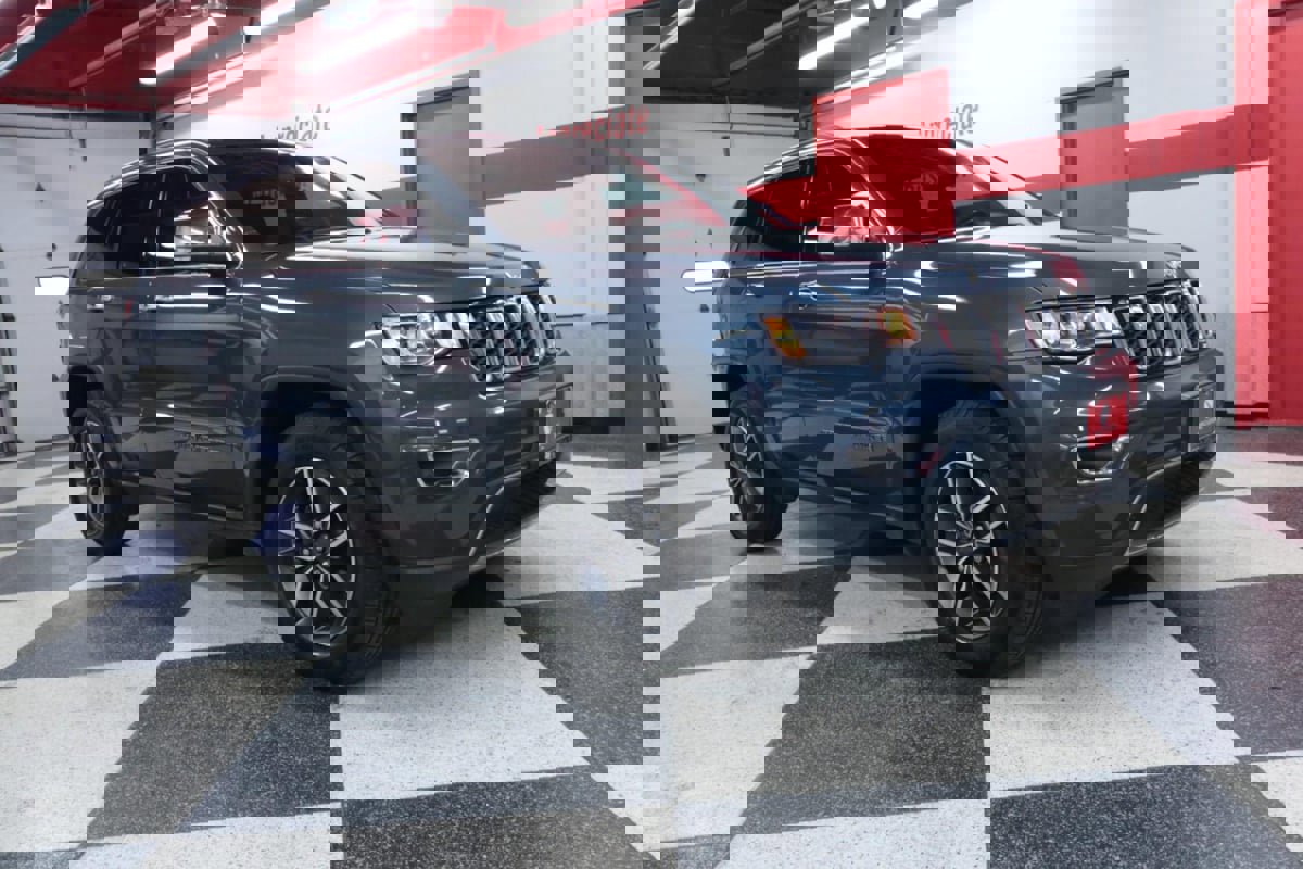 Used 2021 Jeep Grand Cherokee Limited image 2