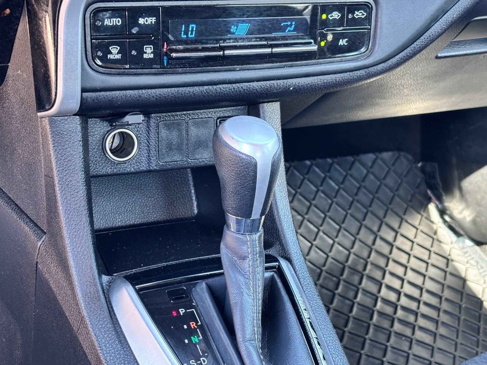 Used 2019 Toyota Corolla LE FWD image 25