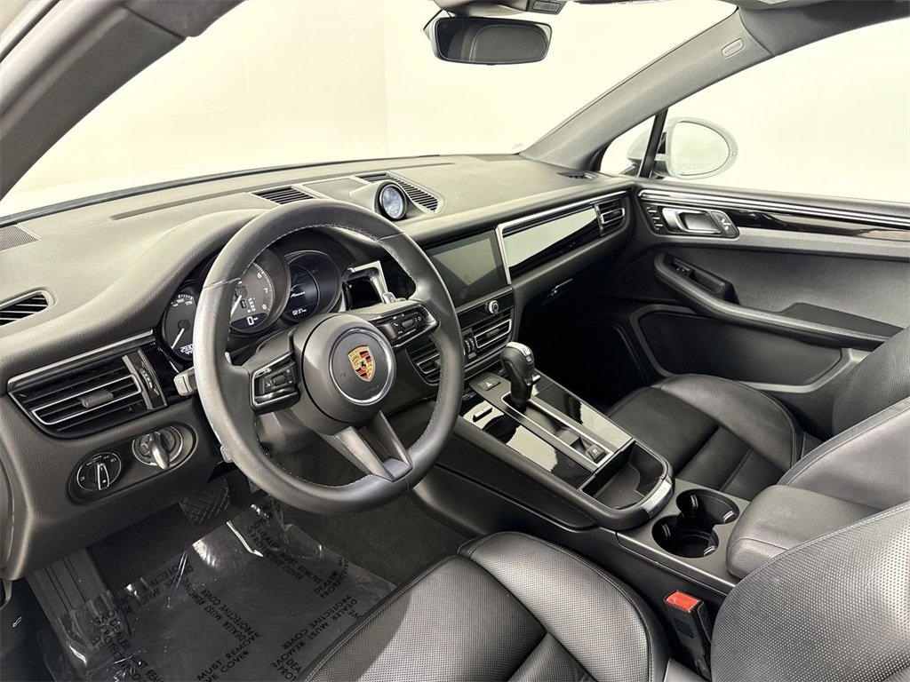 Certified 2023 Porsche Macan Turbo image 4