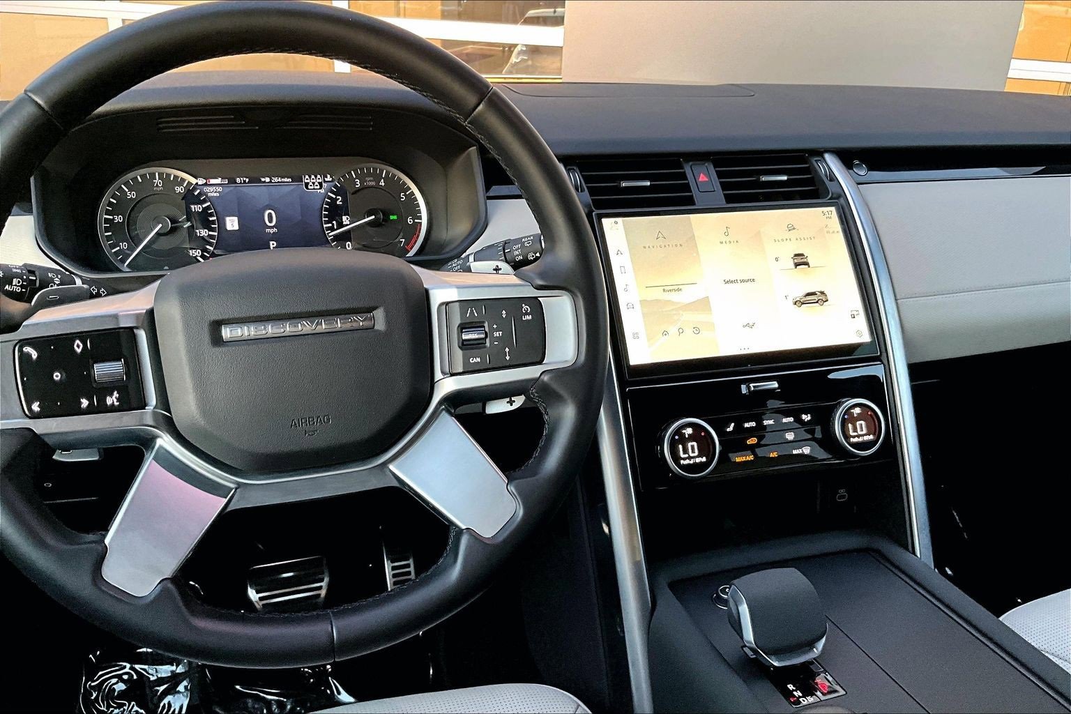 Used 2023 Land Rover Discovery S R-Dynamic image 6