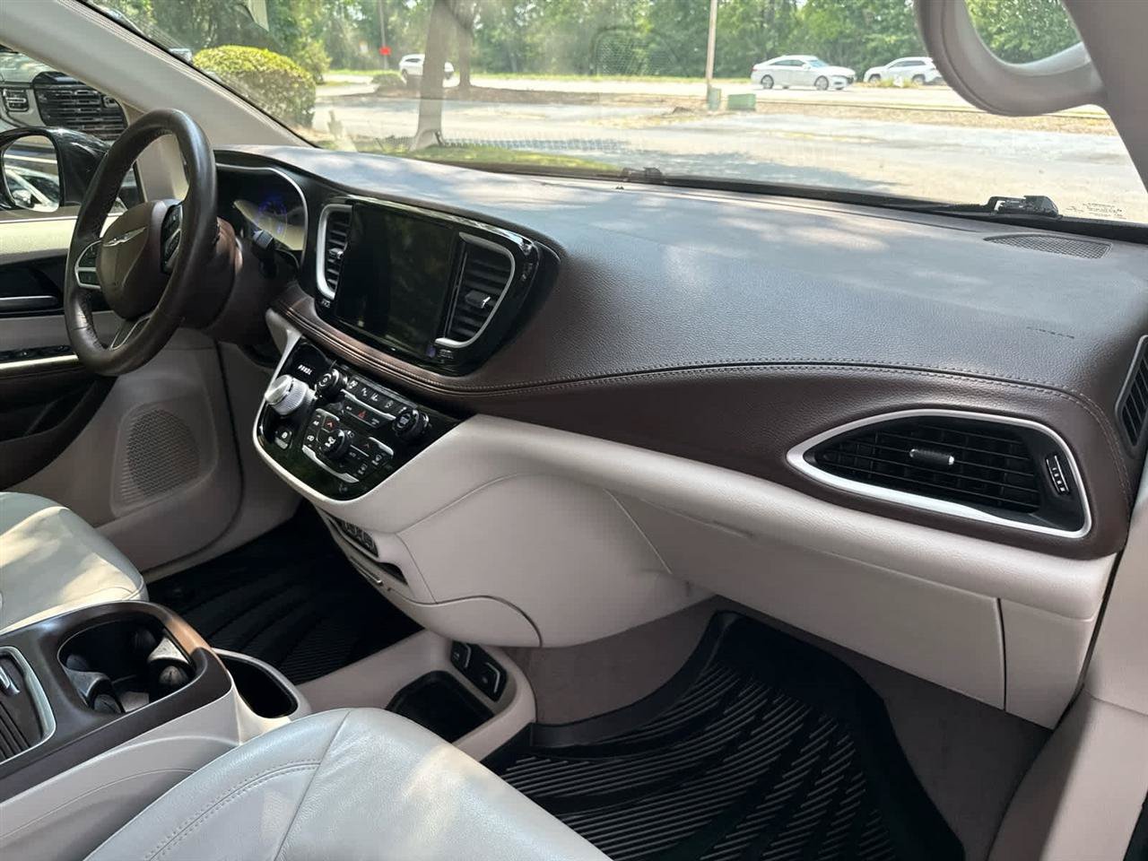 Used 2021 Chrysler Pacifica Touring-L w/ Premium & Safety Sphere Group FWD image 21