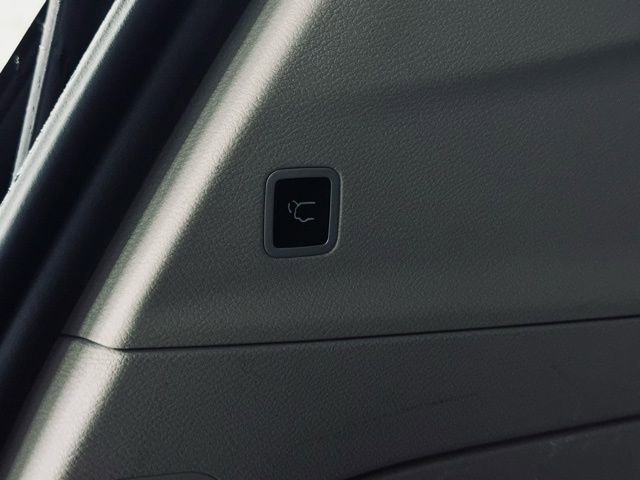 Used 2023 Chrysler Voyager LX image 12