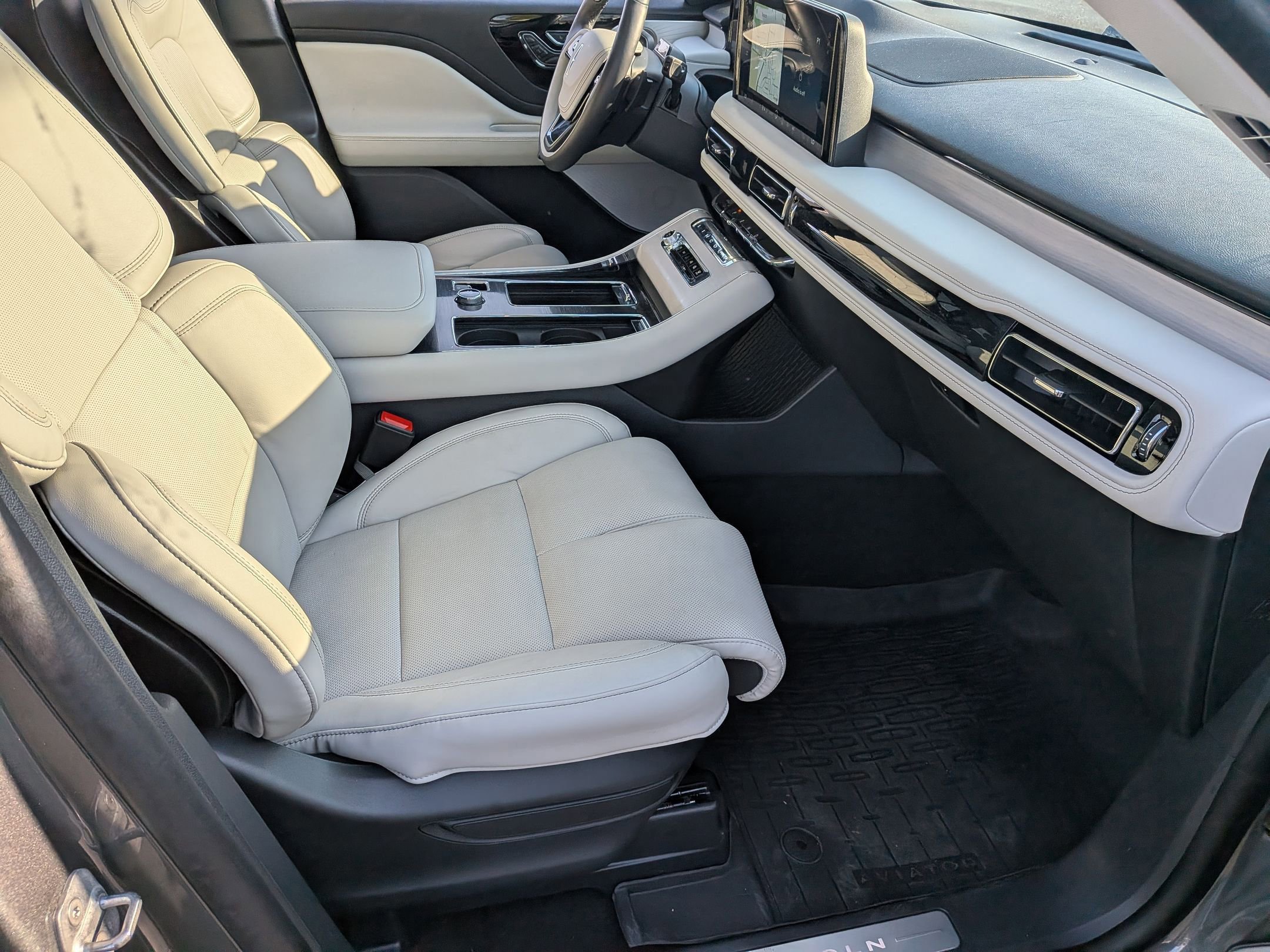 Used 2025 Lincoln Aviator Reserve w/ Equipment Group 201A AWD/4WD image 35