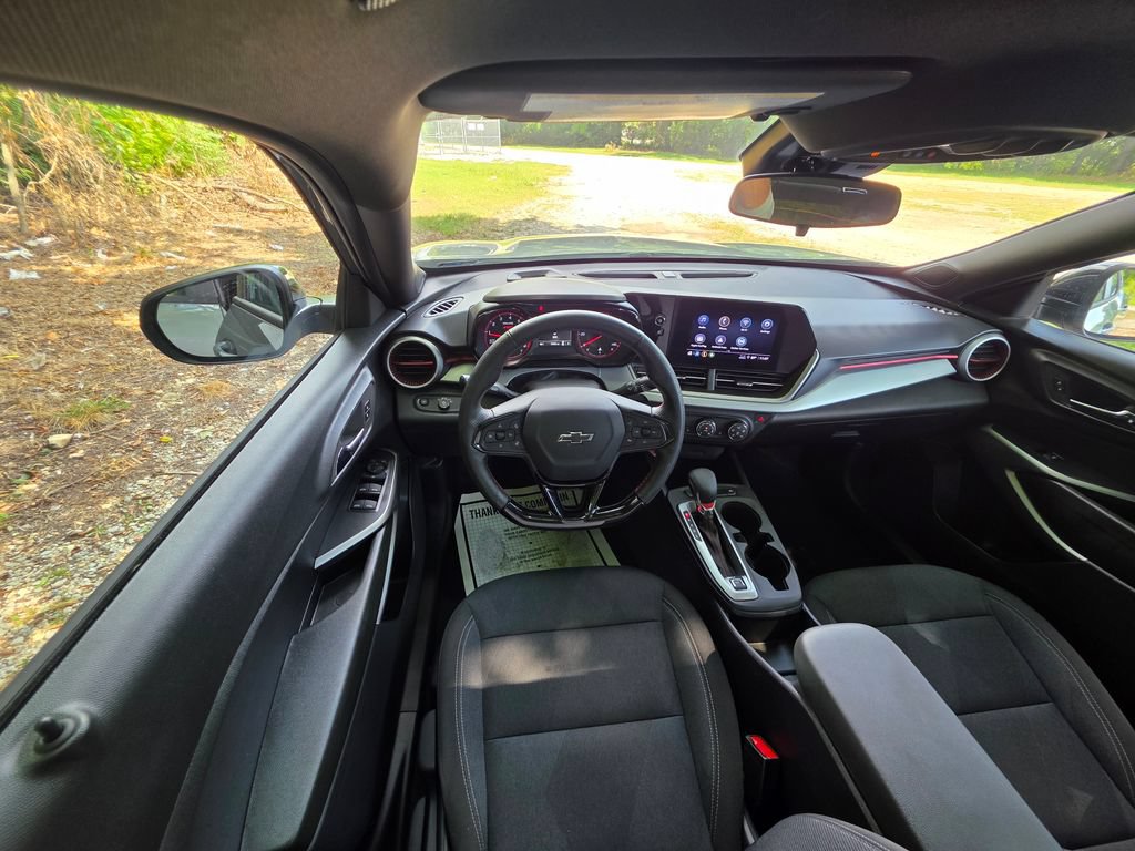 Used 2025 Chevrolet Trax RS w/ Sunroof Package FWD image 13
