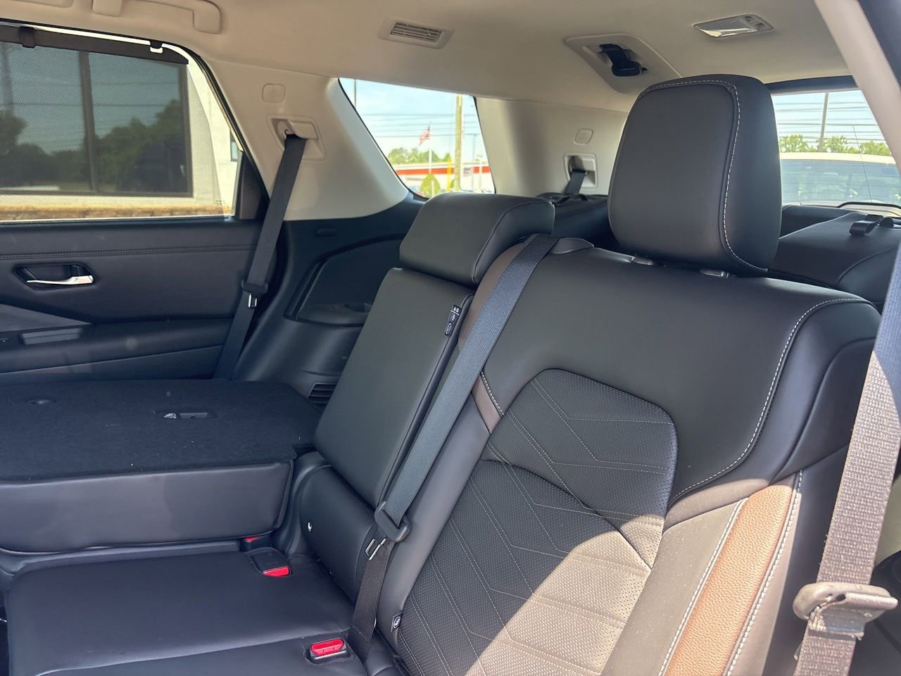 Used 2024 Nissan Pathfinder Platinum w/ Cargo Package AWD/4WD image 5