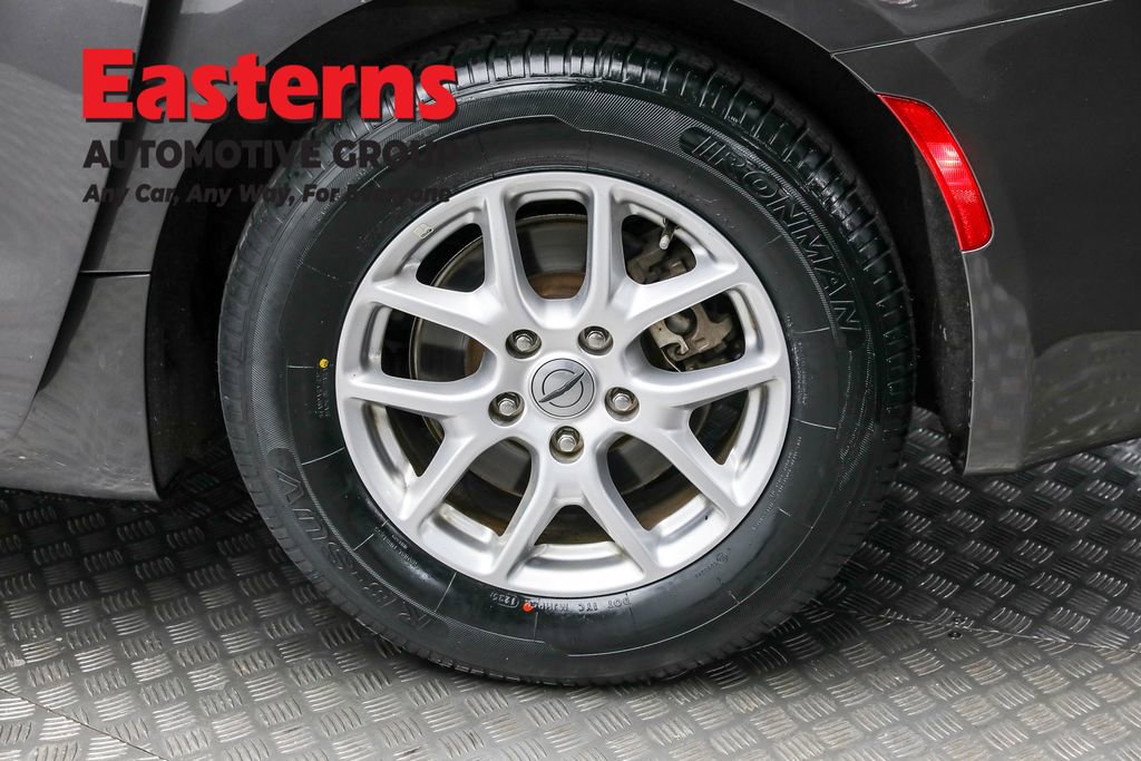 Used 2023 Chrysler Voyager LX image 8