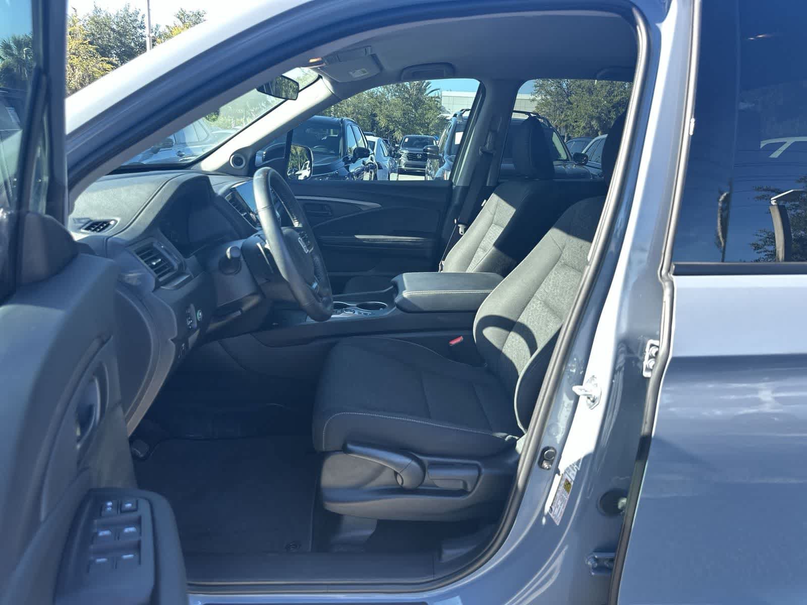 Used 2025 Honda Ridgeline Sport image 2