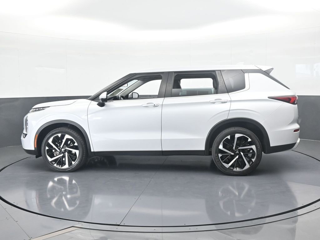 Used 2023 Mitsubishi Outlander SE image 3