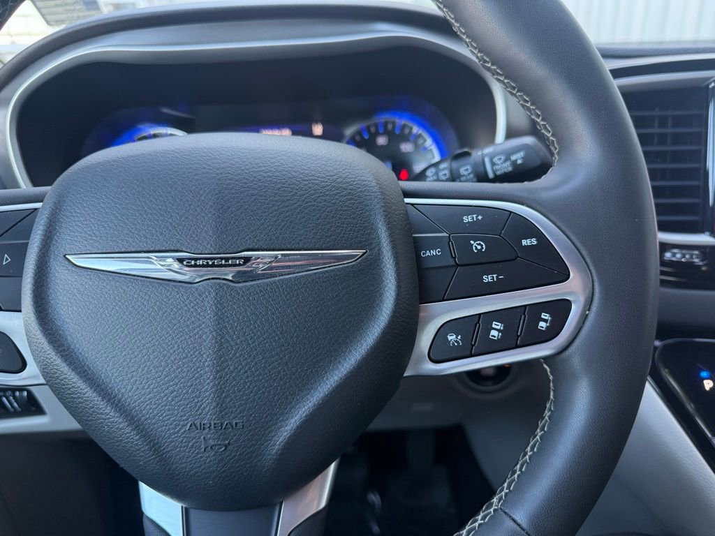 Used 2024 Chrysler Pacifica Touring-L image 22