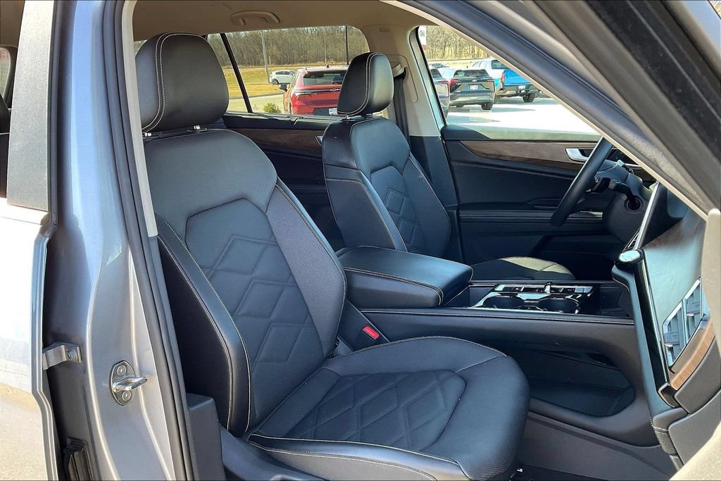 Used 2024 Volkswagen Atlas SE AWD/4WD image 16