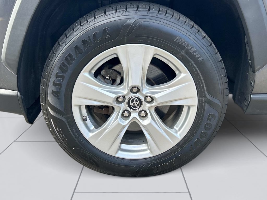 Used 2021 Toyota RAV4 LE AWD/4WD image 9