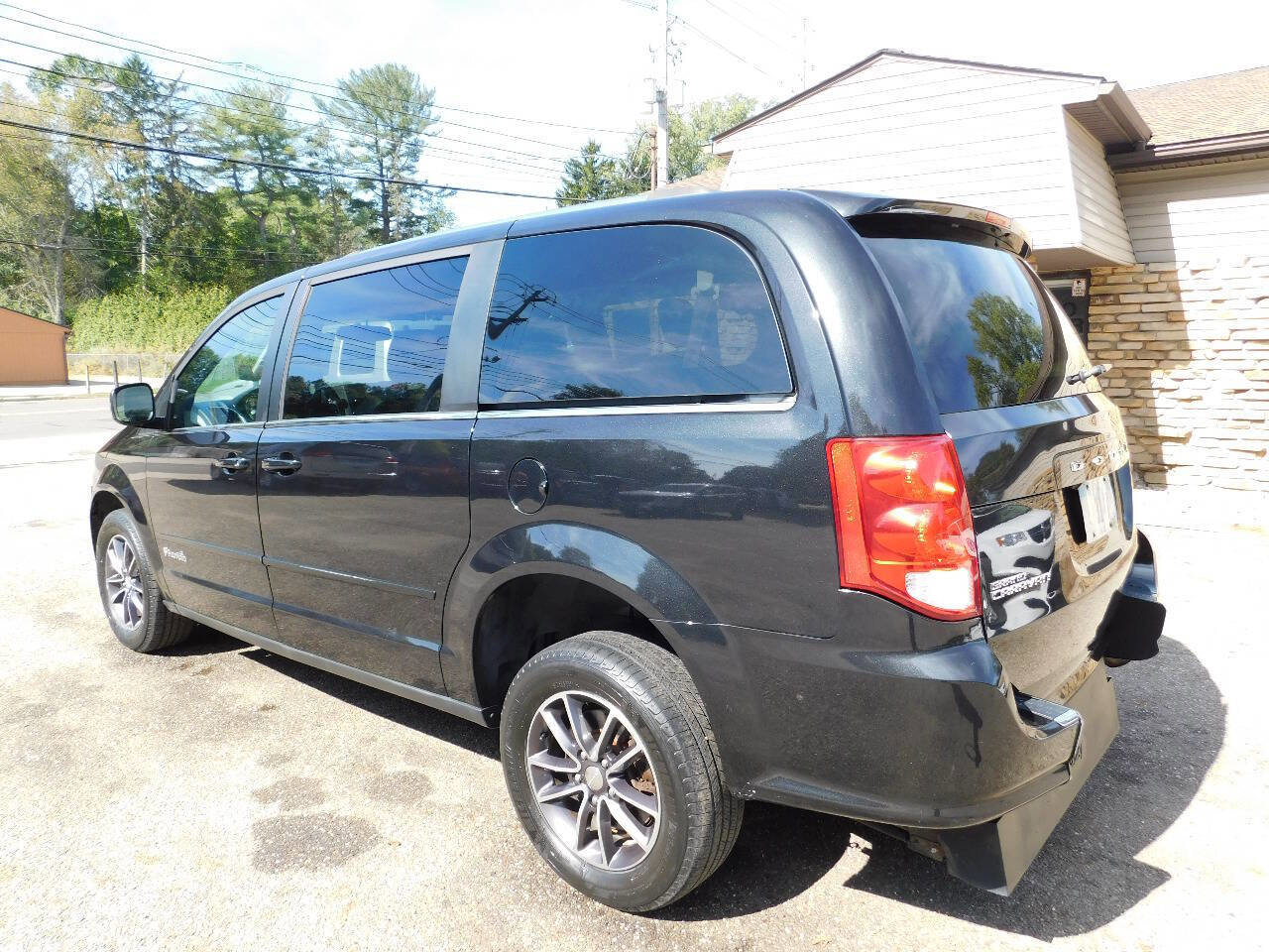 Used 2017 Dodge Grand Caravan SXT image 14