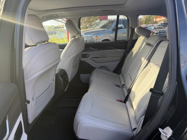 Used 2022 Jeep Grand Cherokee Overland image 13