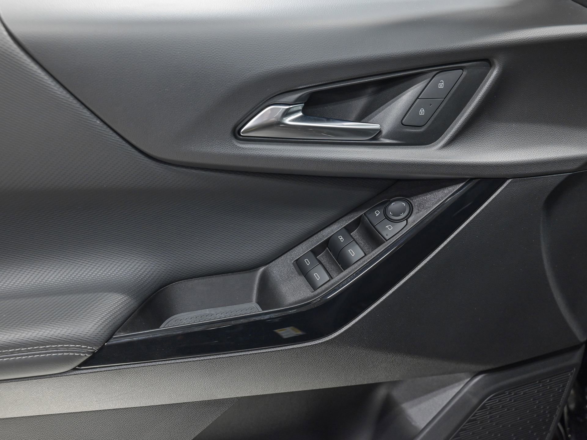 Used 2025 Chevrolet Equinox LT FWD image 13