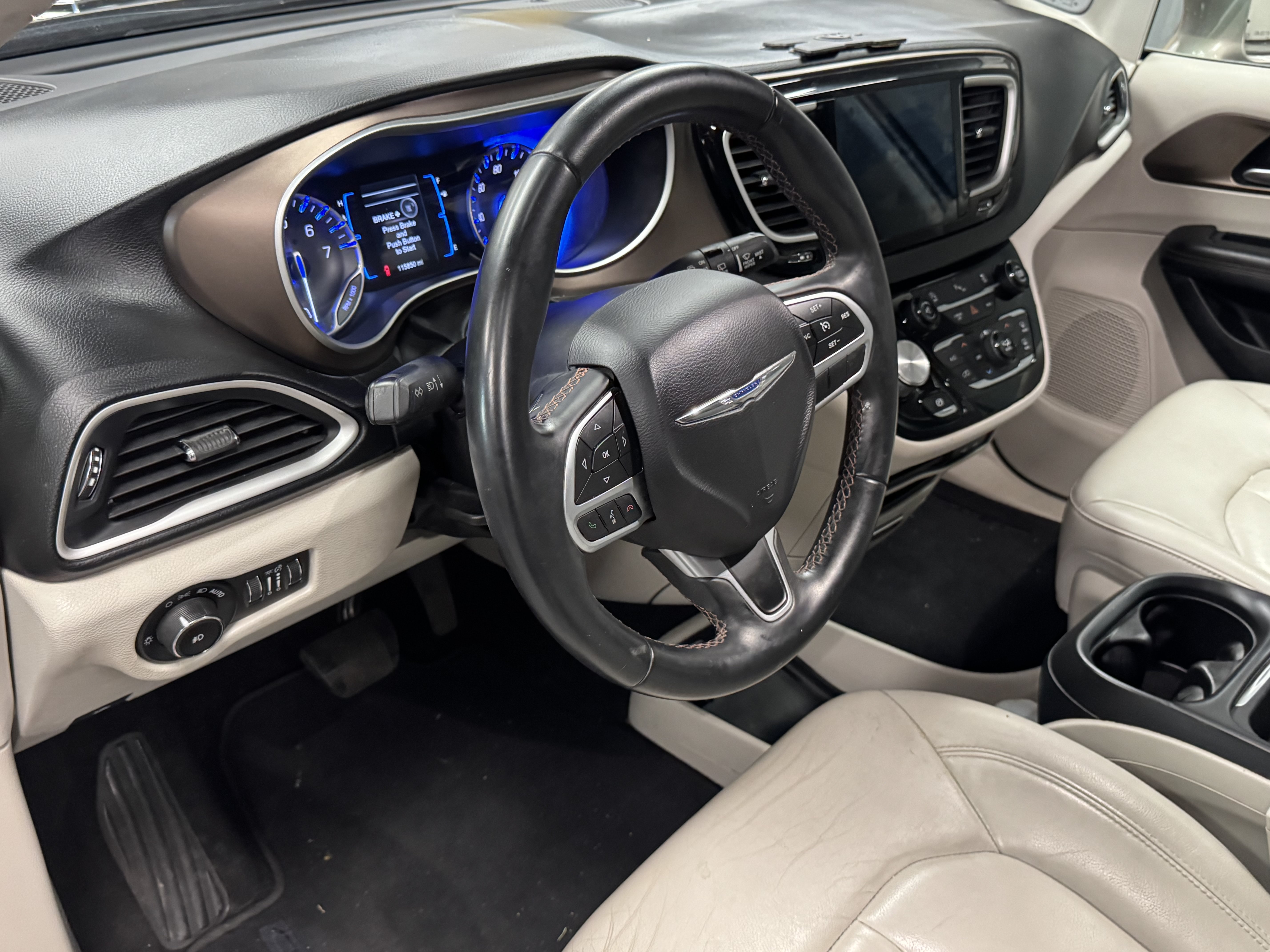 Used 2017 Chrysler Pacifica Touring-L FWD image 9