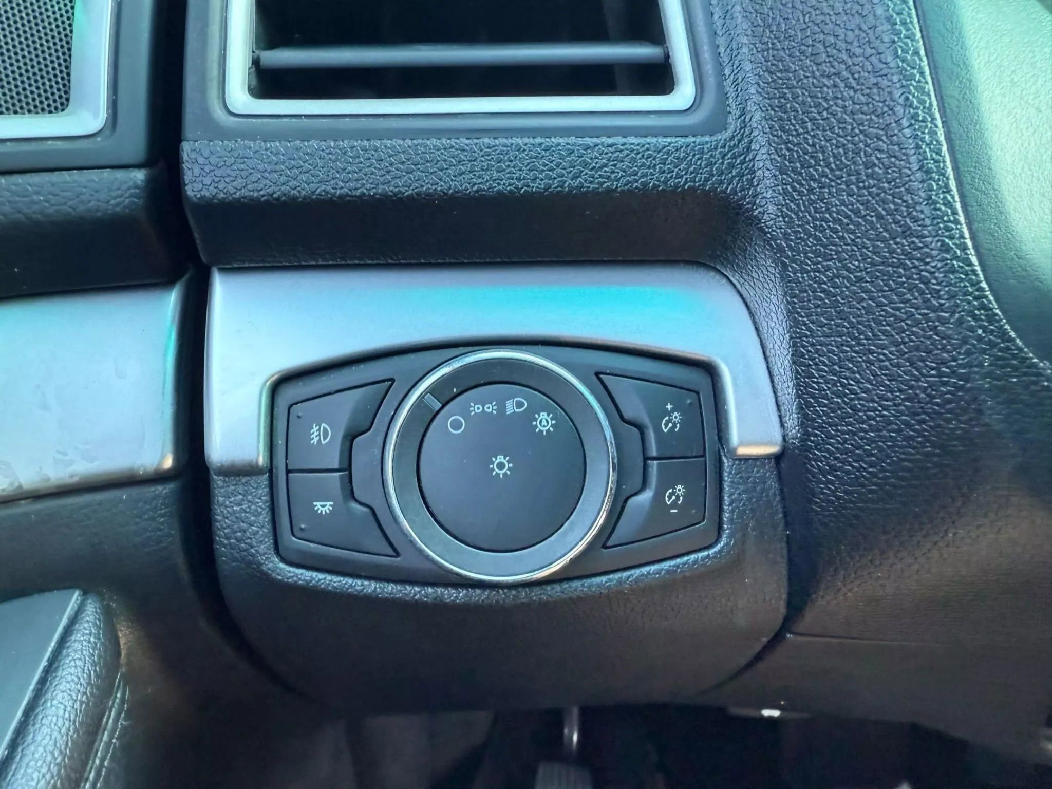 Used 2017 Ford Explorer XLT AWD/4WD image 19