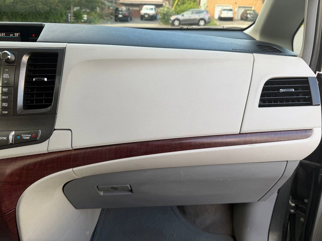 Used 2011 Toyota Sienna XLE w/ Premium Pkg AWD/4WD image 37