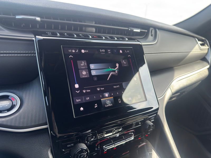 Used 2025 Jeep Grand Cherokee Altitude image 18