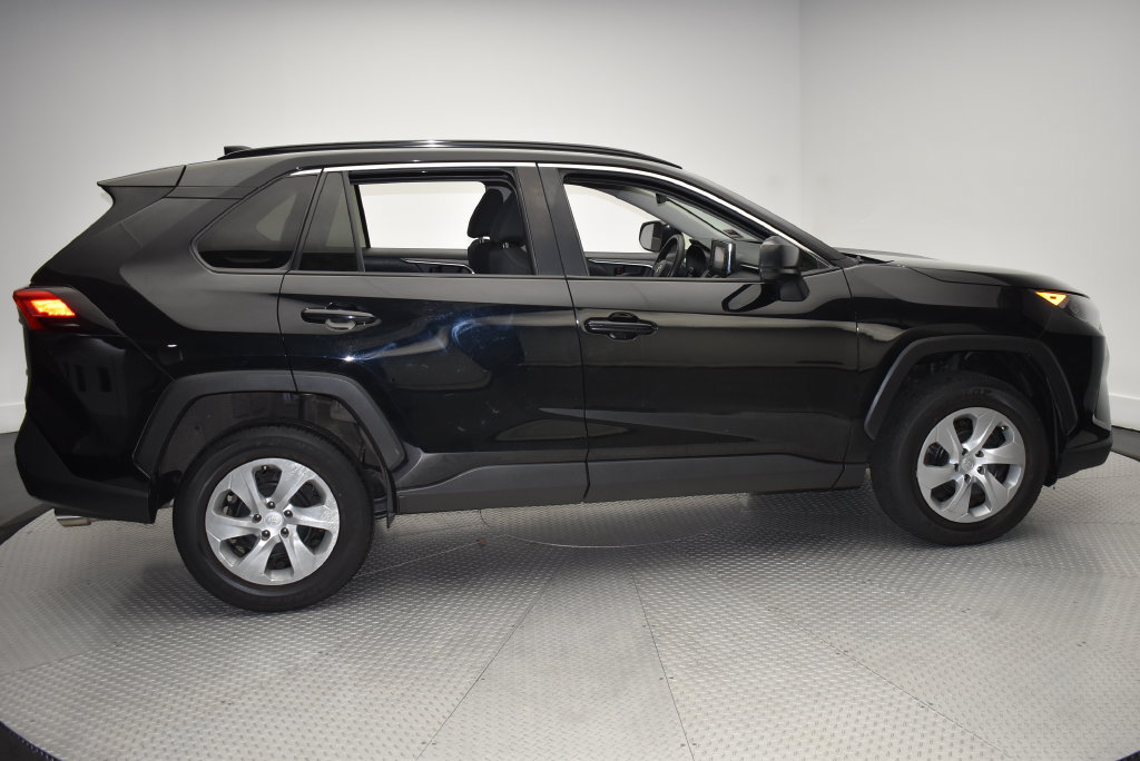 Used 2019 Toyota RAV4 LE FWD image 4