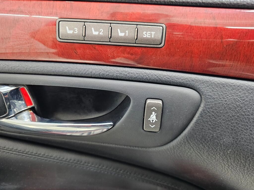 Used 2011 Lexus LS 460 L w/ Luxury Pkg image 37