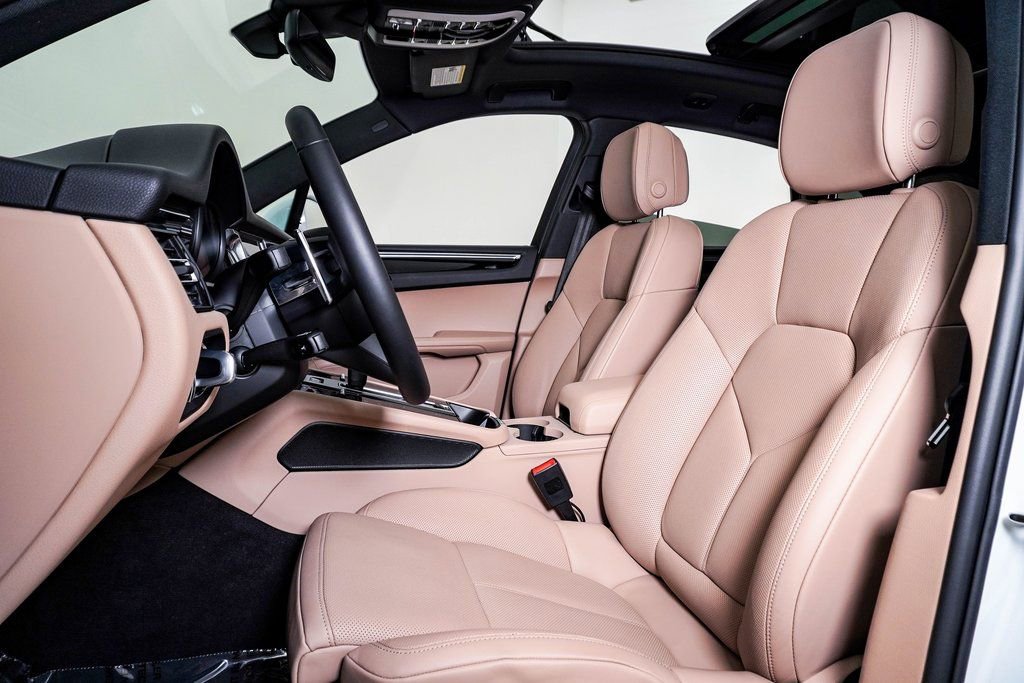 Certified 2025 Porsche Macan image 5
