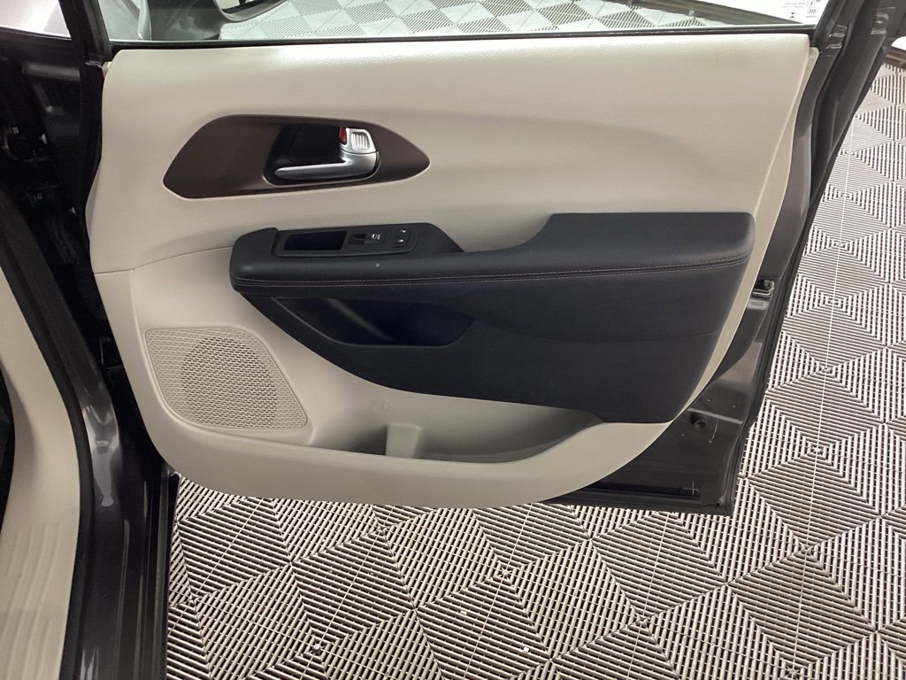 Used 2019 Chrysler Pacifica Touring-L Plus w/ Tire & Wheel Group image 10