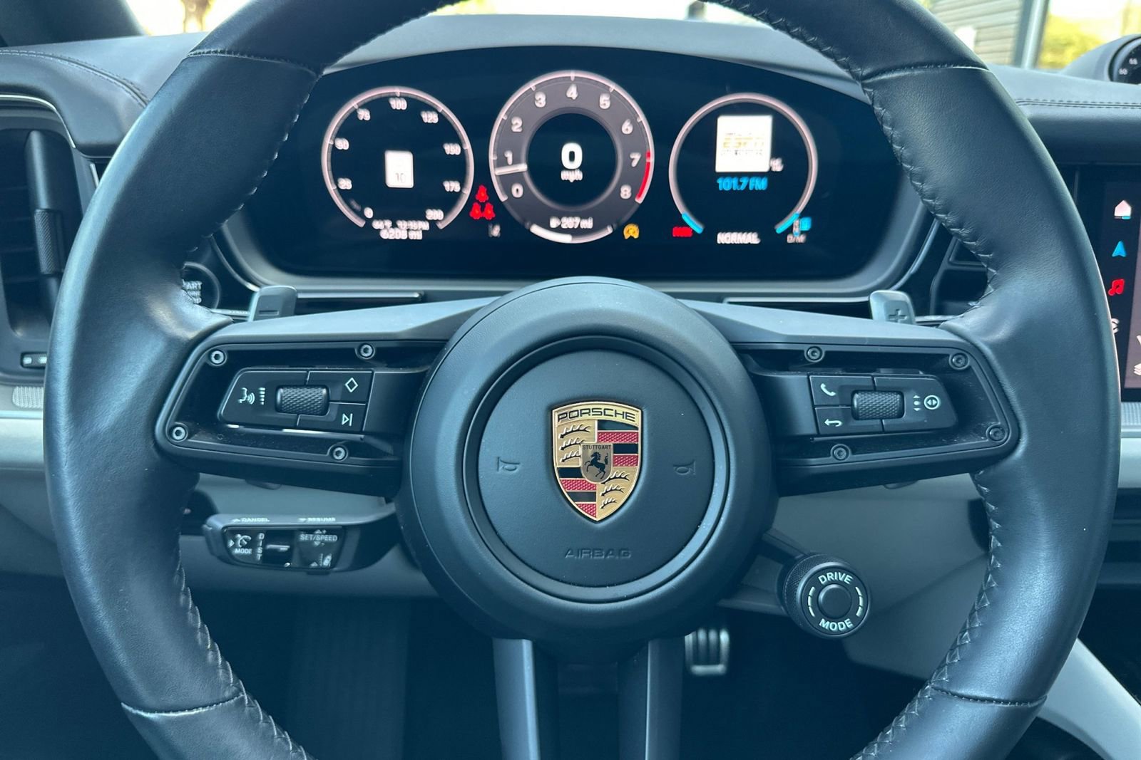 Used 2025 Porsche Cayenne S image 29