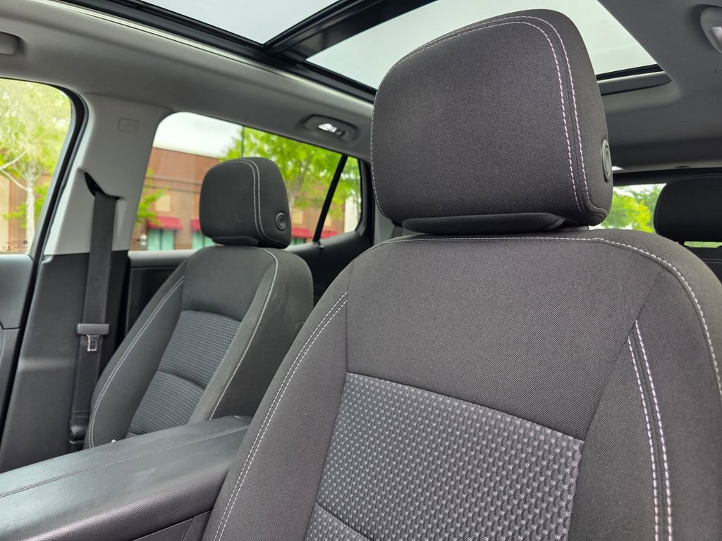 Used 2023 GMC Terrain SLE w/ Driver Convenience Package image 13