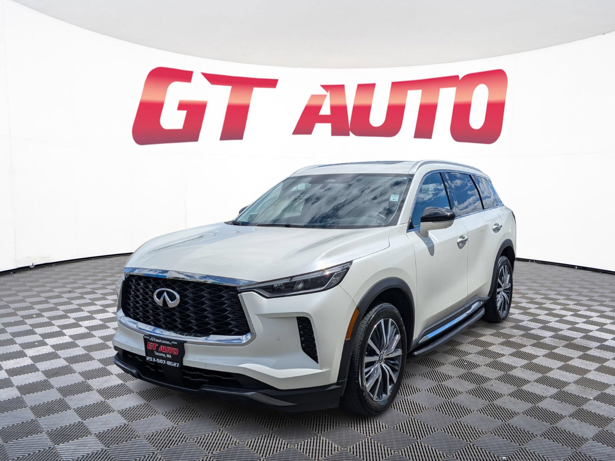 Used 2023 INFINITI QX60 Sensory AWD/4WD image 2