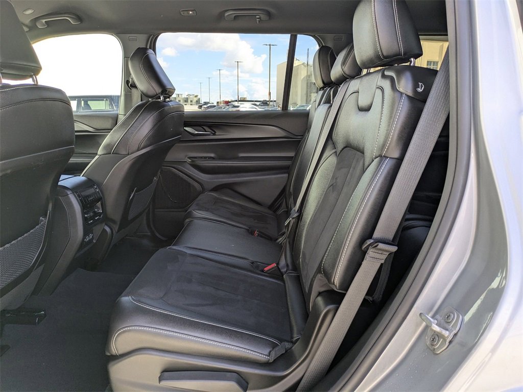 Used 2024 Jeep Grand Cherokee L Laredo image 29