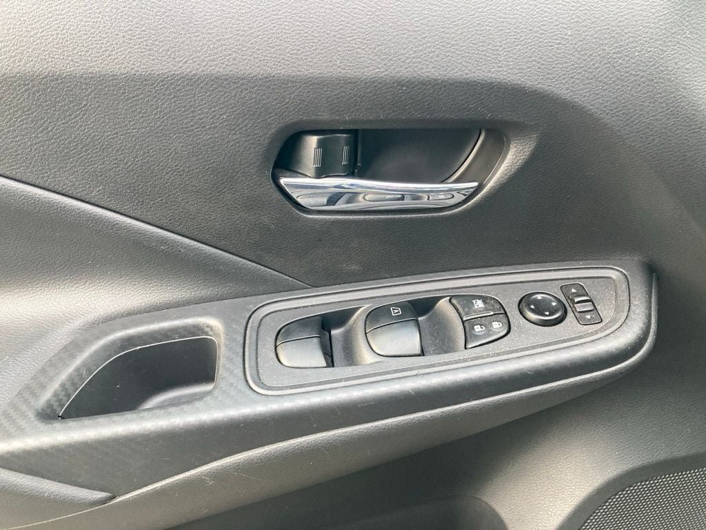 Used 2025 Nissan Versa SV FWD image 11