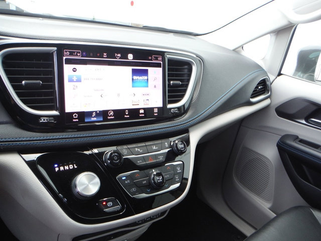 Used 2021 Chrysler Pacifica Touring-L w/ Uconnect Theater Family Group FWD image 20